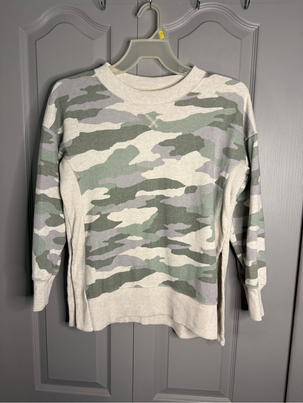 Aerie Women's Camouflage Crewneck Sweatshirt - Sage Green & Light Gray